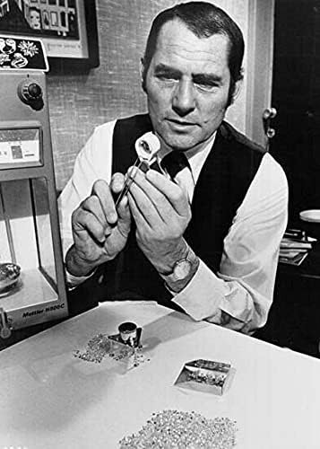 Robert Shaw vizsgálja gyémánt alatt nagyító 1975 Gyémánt 5x7 hüvelyk fotó