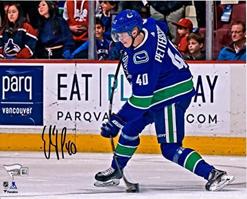 Elias Pettersson Vancouver Canucks Dedikált 8 x 10 Kék Mez Felvétel Fénykép - Dedikált NHL-Fotók